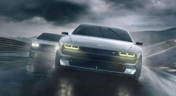 Dwa Hyundai N Vision 74 pędzą po mokrym torze wyścigowym w deszczu.