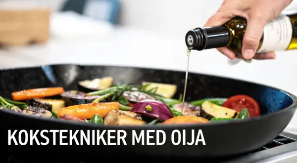 En hand häller rapsolja över grönsaker i en stekpanna. Smör och rapsolja istället för smör är en bra idé för hälsan.