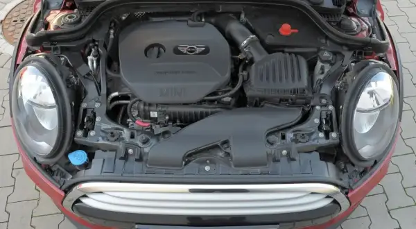 Silnik Mini One 1.4 benzyna. Widok komory silnika z turbosprężarką TwinPower Turbo.