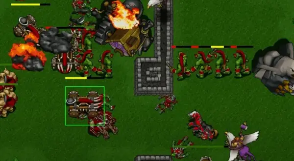 Bitwa z Warcraft 2 film: orkowie i demony walczą z ludźmi i gryfami. Wybuchy i chaos na polu bitwy.