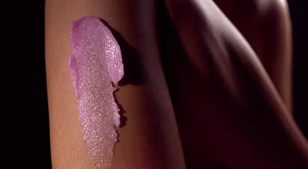 Różowy peeling na skórze, idealny peeling przed goleniem dla gładkości.