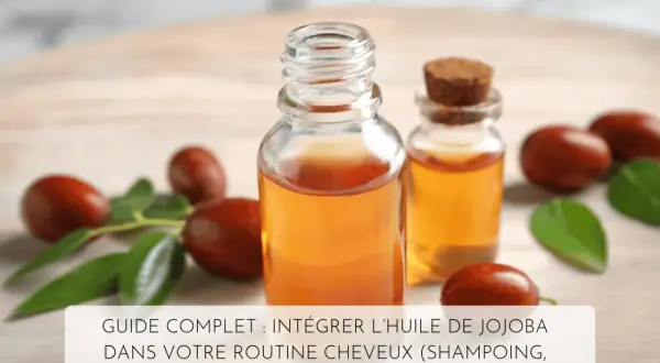Bouteilles d'huile de jojoba pour les cheveux, entourées de fruits et feuilles de jojoba. Un guide pour intégrer l'huile de jojoba dans votre routine capillaire.