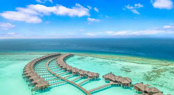 Maldiwy lotnisko: luksusowe bungalowy na wodzie w turkusowej lagunie, idealne na wymarzone wakacje.