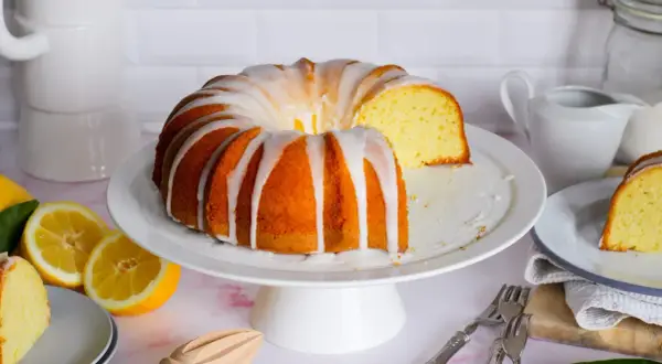 Delizioso bundt cake ricetta al limone, glassato e pronto da gustare. Perfetto per ogni occasione.