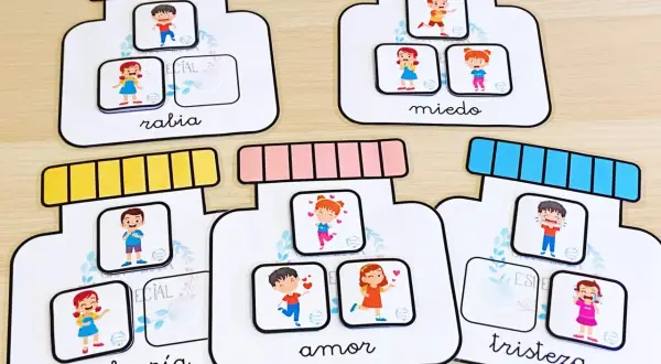 Tarro de las emociones para niños: rabia, miedo, alegría, amor y tristeza representados con dibujos.