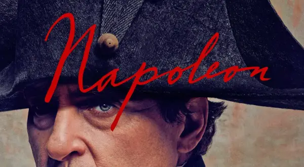 Napoleon Film Stream: Nahaufnahme eines Mannes mit Napoleons Hut und dem roten Schriftzug "Napoleon".