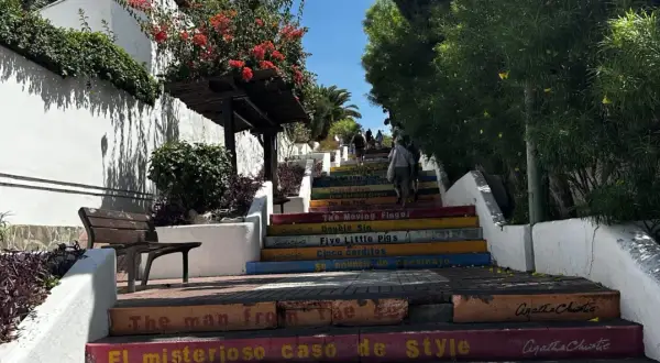 Kolorowe schody z tytułami książek Agathy Christie, w tym "The Man from the Style", to jedna z atrakcji Puerto de la Cruz.