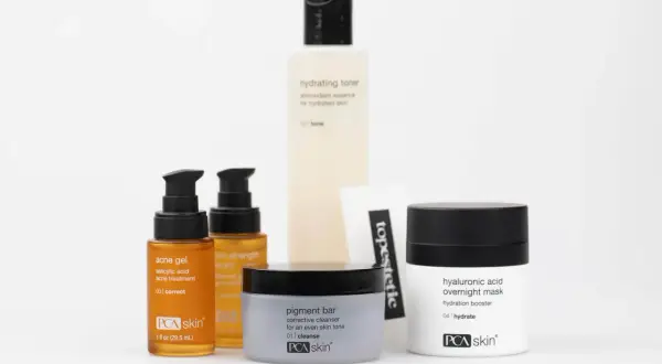 Zestaw kosmetyków PCA Skin, w tym żel na trądzik z kwasem salicylowym i cynkiem PCA, tonik nawilżający i maska na noc.