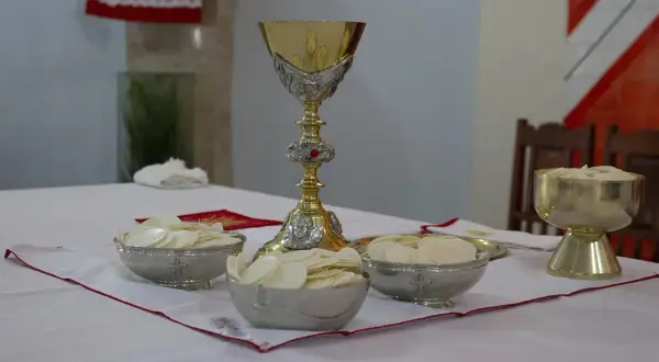 Ołtarz z kielichem i opłatkami. Czy sennik to grzech? Nie, to tylko symbolika.