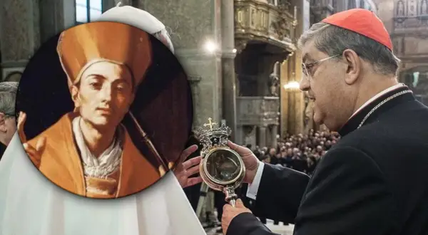 Kardynał prezentuje relikwiarz z krwią św. Januariacelebrując uroczystość. W tle obraz świętego.