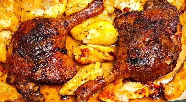Chrupiące udka z kaczki pieczone z ziemniakami, skąpane w aromatycznym sosie. Prawdziwa uczta dla podniebienia!