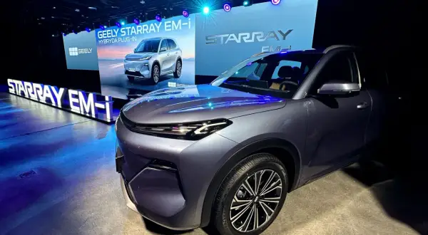 Nowy Geely Starray EM-i, hybryda plug-in, prezentowany na scenie w Polsce.