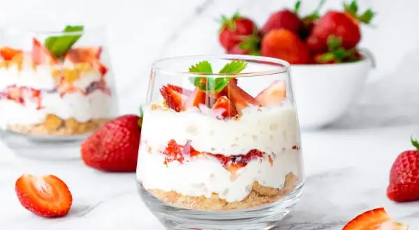 Délicieux tiramisu fraise en verrine, garni de fruits frais et de menthe. Un délice léger et fruité.