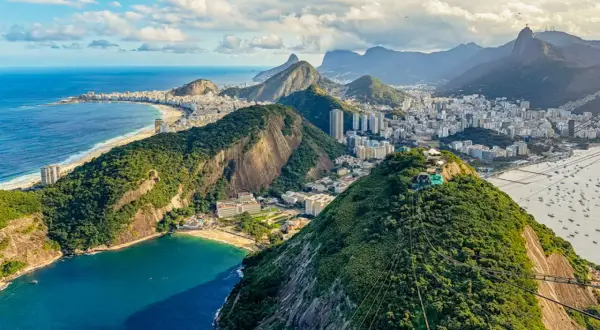 Vy över Rio de Janeiro med Copacabana, berg och havet. En ikonisk vy som fångar stadens skönhet.