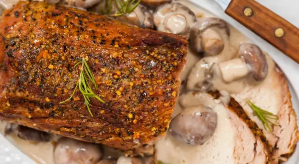 Saftiges Bratenstück mit Pilzrahmsoße und Rosmarin – das ist **omas sonntagsessen**. Ein Genuss für Augen und Gaumen.