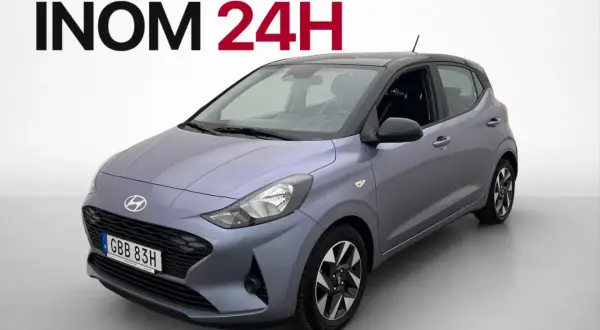 En grå Hyundai i10 med texten "Hemleverans i Sverige inom 24h". Inga problem med denna bil, bara snabb leverans!
