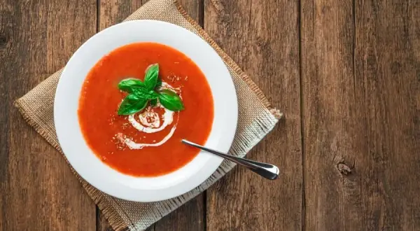 Jak zagęścić zupę pomidorową? Triki na idealny krem bez wpadek!