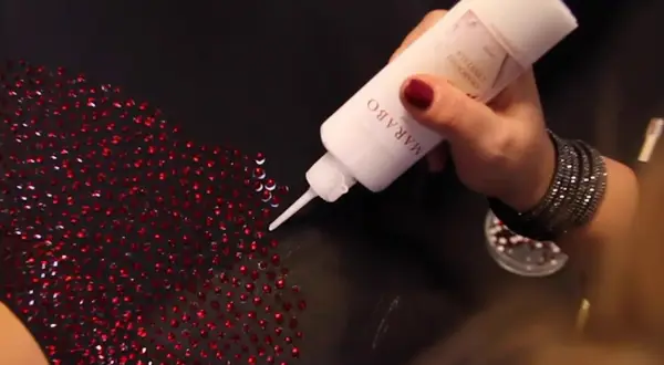 Jak przykleić kryształki do bluzy, aby trwały i pięknie wyglądały