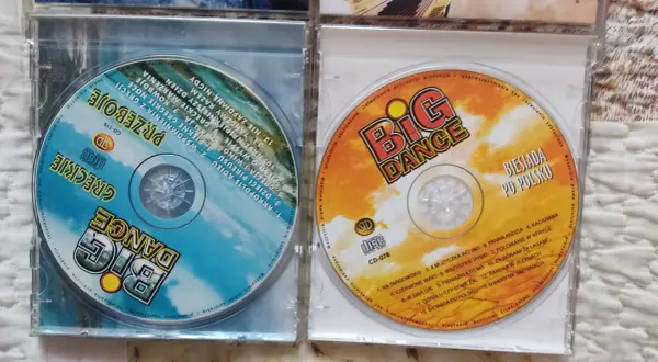 Dwie płyty CD z serii "Big Dance". Jedna z nich to "Greckie Przeboje", druga to "Biesiada po Polsku". Na obu widnieje napis "big dance pieniążki tekst".