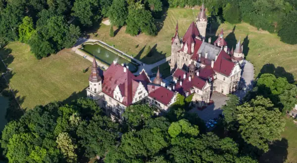 Zamek w Mosznej – fascynująca historia i niezwykła architektura