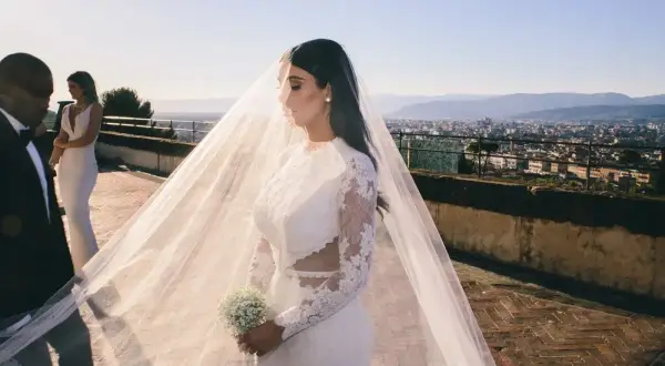 Suknie ślubne Kim Kardashian: Ikona stylu. Jak znaleźć swoją?
