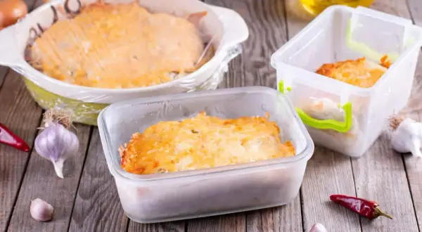 Lasagne in Behältern bereit zum Einfrieren. So einfach ist lasagne einfrieren für später.