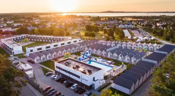 Nowe domki i basen w holiday park & resort Rowy. Opinie gości potwierdzają urokliwy widok o zachodzie słońca.