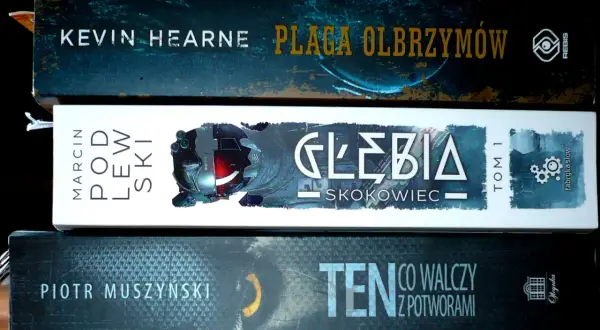 Wstęp do książki "Plaga Olbrzymów" Kevina Hearne'a, "Głębia" Marcina Podlewskiego i "Ten co walczy z potworami" Piotra Muszyńskiego.