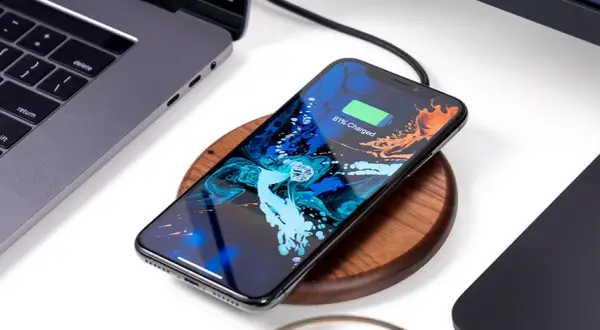 Jak włączyć ładowanie bezprzewodowe iPhone? Nie musisz! Poradnik