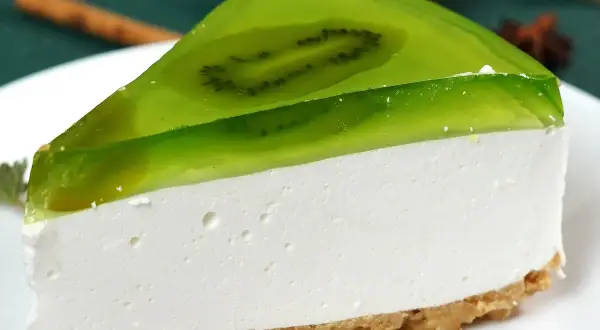 Kawałek sernika z galaretką kiwi. Zastanawiasz się, dlaczego kiwi nie scina galaretki? To pyszne ciasto z pewnością rozwiewa wszelkie wątpliwości.