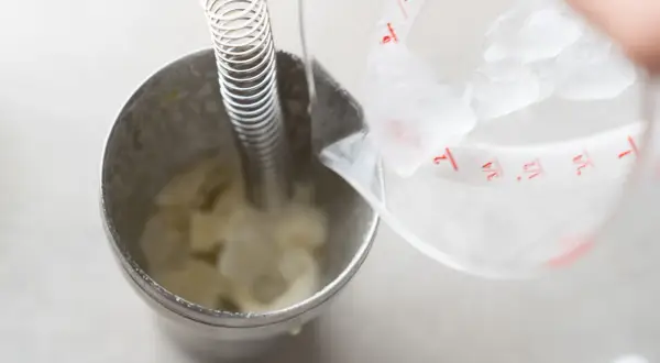 Do shakera z lodem i składnikami na drinka dodawana jest woda. Powstaje pyszny vodka sour.