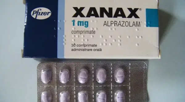 Opakowanie Xanax 1 mg z tabletkami. Xanax co to? To lek zawierający alprazolam, stosowany w leczeniu lęku.
