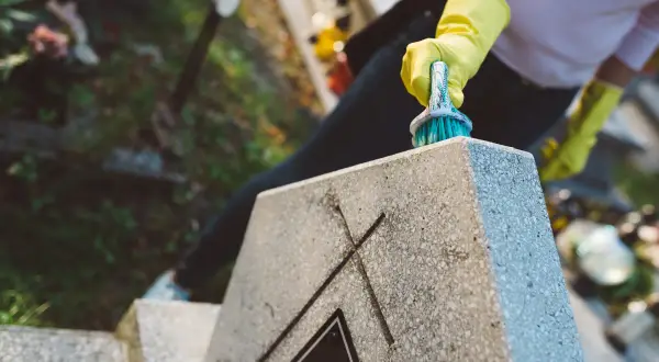 Rękawiczki ochronne i szczotka do czyszczenia nagrobka. Zapobiegaj objawom korozji na elementach metalowych, by nagrobek służył latami.