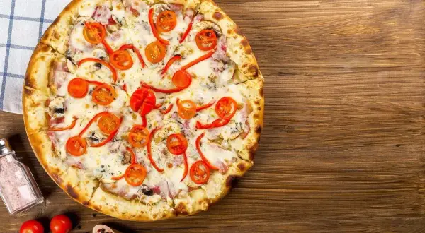 Apetyczna pizza z pomidorkami i papryką. Zastanawiasz się nad Pizza Hut kalorie? Ta wygląda pysznie!