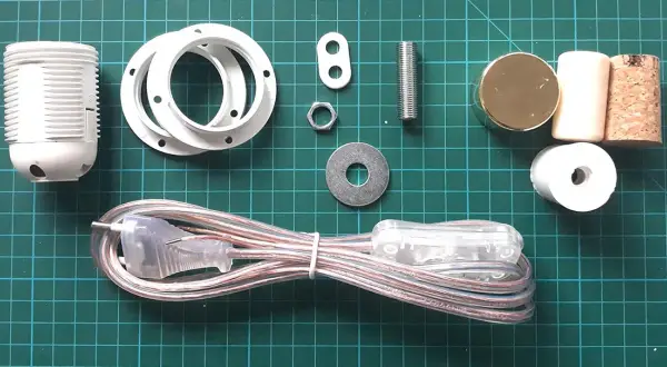 Jak zrobić lampę z butelki? DIY krok po kroku i inspiracje!