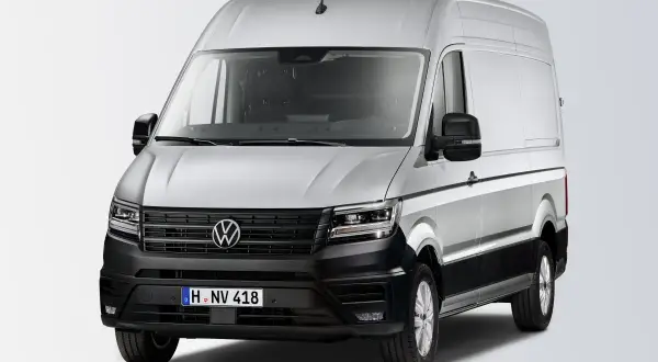 Srebrny Volkswagen Crafter, gotowy do pracy. Ten wszechstronny van to idealny partner dla każdego przedsiębiorcy.