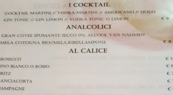 Carta dei vini con cocktail, analcolici e vini al calice. Prosecco, Spritz, Franciacorta e Champagne tra le opzioni.