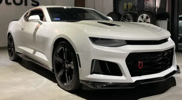 Białe Camaro SS z czarnymi felgami i agresywnym przednim zderzakiem, gotowe do jazdy.