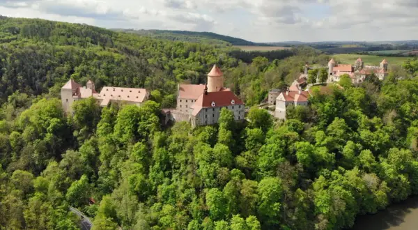 Zamek Pernštejn, perła Czech, w otoczeniu bujnej zieleni. To drugie miasto Czech, które zachwyca swoją historią i architekturą.