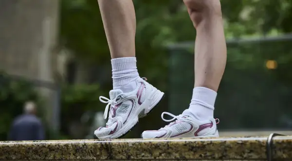 Le New Balance 9060 calzano perfettamente, offrendo comfort e stile per ogni passo.