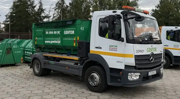 Ciężarówka z kontenerem na odpady firmy GENTOR. Idealne rozwiązanie, jak odgruzować mieszkanie i pozbyć się niepotrzebnych rzeczy.