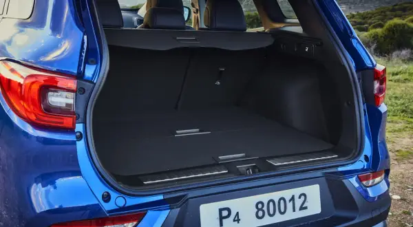 Vue arrière d'un Kadjar bleu, coffre ouvert montrant un grand volume de chargement. Idéal pour les escapades.
