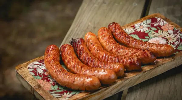 Jak pokroić kiełbasę na grilla, aby uniknąć pękania i poprawić smak