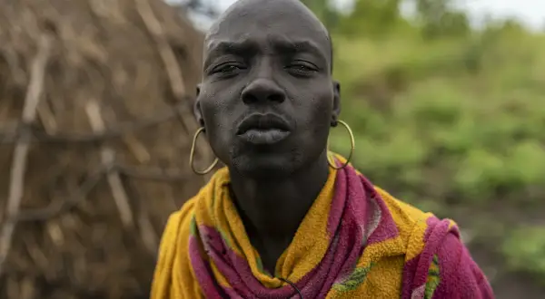 Uomo Mursi in Etiopia, con grandi orecchini dorati e un colorato scialle.
