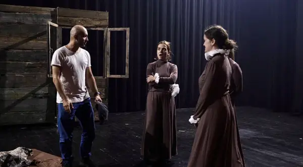 Co robi reżyser w teatrze? Odkryj tajniki jego pracy i obowiązków