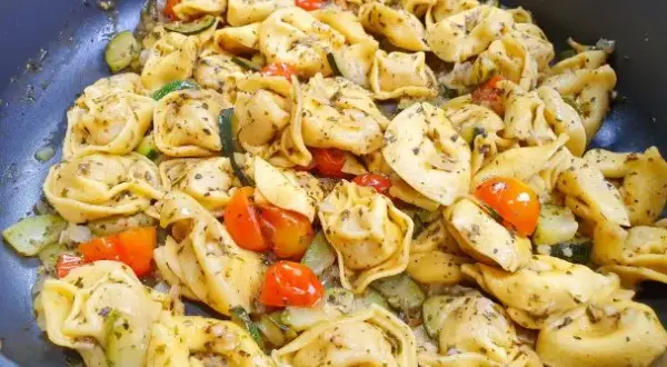 Z czym podać tortellini? Pomysły na sosy, zapiekanki i szybkie obiady