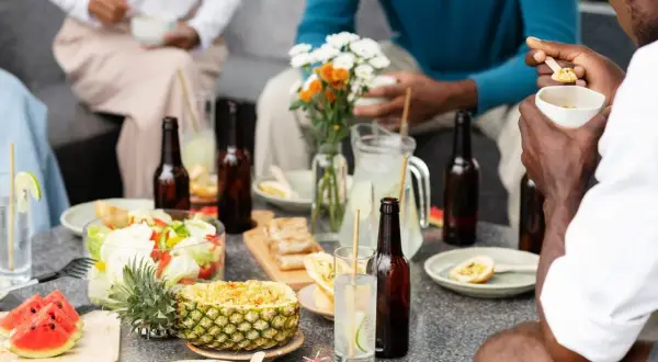 Catering do domu: przewodnik po organizacji i kosztach przyjęcia