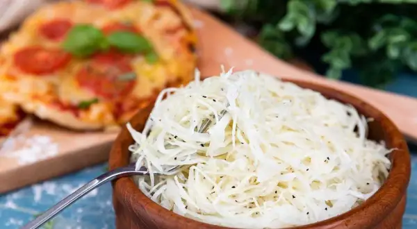 En skål med pizzasallad, perfekt till din pizza. Här är ett enkelt pizzasallad recept!