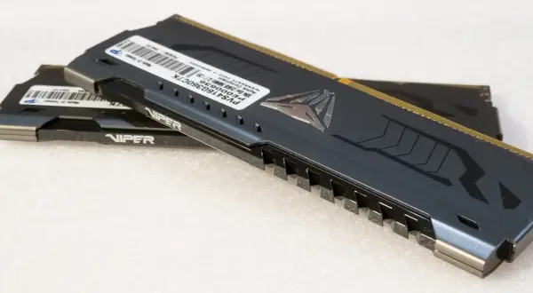 Dwa moduły pamięci RAM Viper, jeden na drugim. Górny ma czarny radiator z logo węża i złotymi stykami.