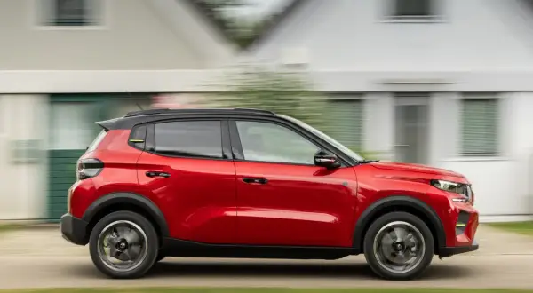 Czerwony, kompaktowy SUV w ruchu. Czy to przykład downsizingu w motoryzacji?